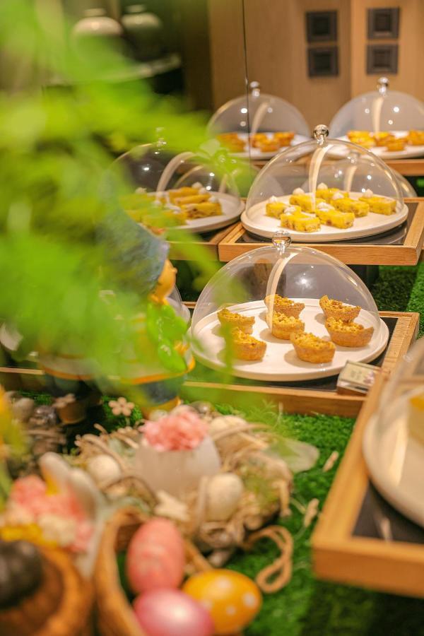 Regent Taipei Otel Dış mekan fotoğraf A display of food at a buffet