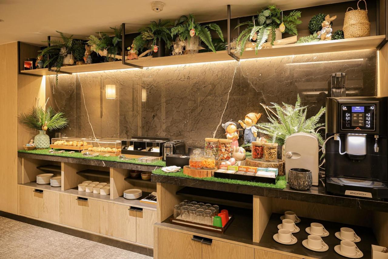 Regent Taipei Otel Dış mekan fotoğraf The buffet at the lounge