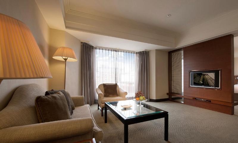 Regent Taipei Otel Dış mekan fotoğraf A living room in a suite at the hotel